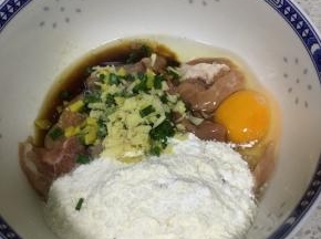 里脊肉内加入面粉、玉米淀粉、葱姜蒜末、鸡蛋、生抽、盐、白胡椒粉