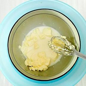 奶油奶酪放在碗中，加入牛奶，隔热水融化