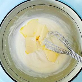 奶油奶酪融化至无颗粒且顺滑时加入黄油融化，搅拌均匀