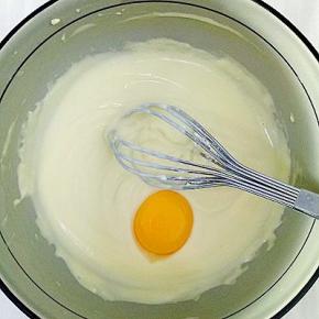 把热水盆撤走，三个蛋黄分次加入，没加一个都要搅拌均匀，