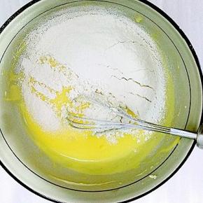 筛入低筋面粉，Z字形搅拌均匀