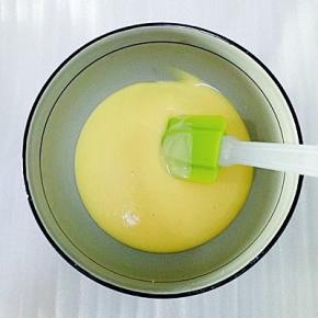 搅拌好的蛋黄糊很细腻