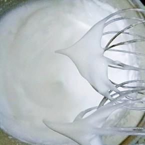 蛋白中加入柠檬汁，打出鱼眼泡加入三分之一白砂糖，继续打至细腻泡加入三分之一白砂糖，继续打发至稍有纹路加入剩余的白砂糖，打发至湿性发泡，即提起打蛋器，有软软的弯勾即可