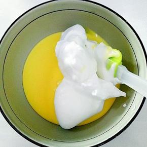 取三分之一放入蛋黄糊中，翻拌均匀