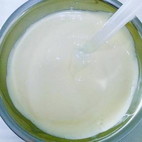 翻拌好的蛋黄糊在全部倒入蛋白中，翻拌均匀，烤箱150度6分钟预热，烤盘加水放在倒数第一层，烤网放在倒数第二层