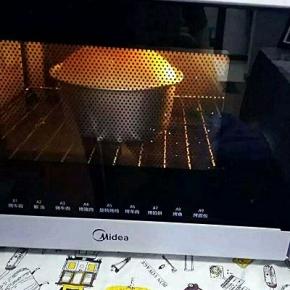 搅拌好的蛋糕糊倒入6寸模具中（模具四周涂上黄油，底部垫层油纸）轻震出气泡，烤箱150度10分钟，130度40分钟，烤好后焖半个小时