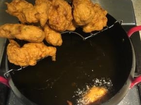 炸至金黄捞出沥油