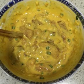 搅拌均匀至无干面粉状态，面糊浓稠，肉条能挂住面糊即可，腌制半小时以上