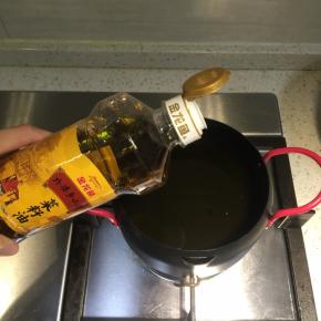 锅内倒入食用油
