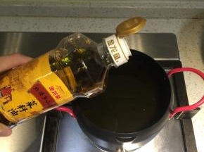 锅内倒入食用油