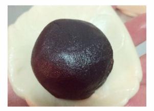 用虎口慢慢的把皮向上推，包成球状，接口向下。