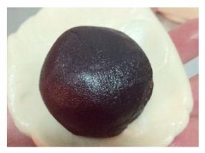用虎口慢慢的把皮向上推，包成球状，接口向下。