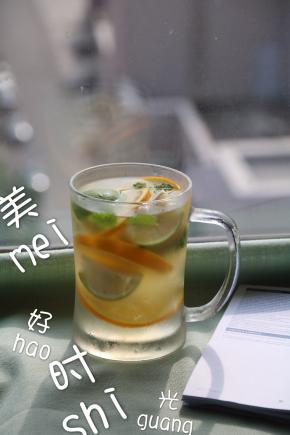 梨去皮，切块，榨汁，过滤！另取一个干净的杯子，按2:1的用量，依次倒入青柠甜橙果茶跟梨汁！这个甜度我觉得刚刚好，喜甜的可以在此步加入蜂蜜，糖，或者糖浆随意！