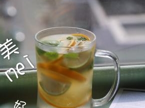 梨去皮，切块，榨汁，过滤！另取一个干净的杯子，按2:1的用量，依次倒入青柠甜橙果茶跟梨汁！这个甜度我觉得刚刚好，喜甜的可以在此步加入蜂蜜，糖，或者糖浆随意！