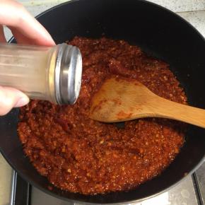 加入适量白胡椒粉，翻炒均匀，炒到糍粑辣椒出香味，颜色变深即可出锅