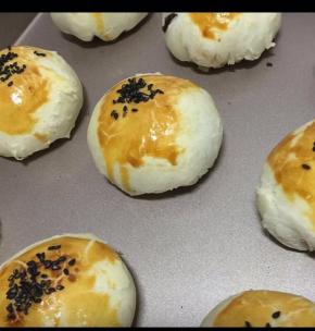 刷蛋液，撒黑芝麻。烤箱预热180度，5分钟。烤15-20分钟