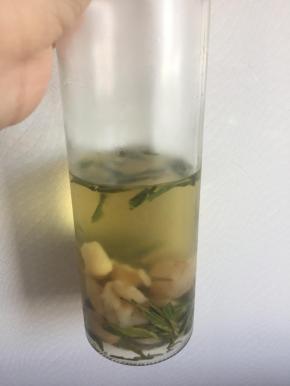 前一天，将龙井龙眼放入干净的密封瓶中，倒入矿泉水浸泡到隔天，备用。