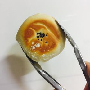 迫不及待夹起来一个，（我烤之前撒了点面哈哈哈）