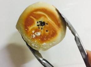 迫不及待夹起来一个，（我烤之前撒了点面哈哈哈）
