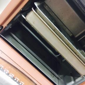 烤箱预热，165度5分钟，把面包送进去，烤15分钟定型，这个时候还没有上色，把另外的烤盘压在上面，再烤5.6分钟～