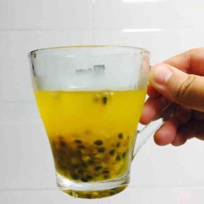 酸梅汤就做好啦，还有一点提醒！怕写在下面大家看不见，用一杯百香果汁来提醒大家！！！西西^_^
