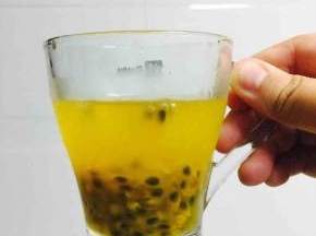 酸梅汤就做好啦，还有一点提醒！怕写在下面大家看不见，用一杯百香果汁来提醒大家！！！西西^_^
