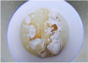 水油皮：63g水，150g面粉，47g油。可以揉出膜。然后盖上保鲜膜，待用，如下图