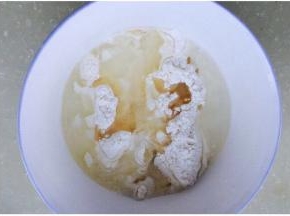 水油皮：63g水，150g面粉，47g油。可以揉出膜。然后盖上保鲜膜，待用，如下图