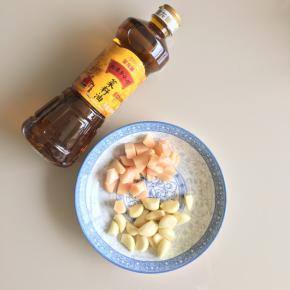 泡发辣椒时，把仔姜洗净切块，大蒜去皮