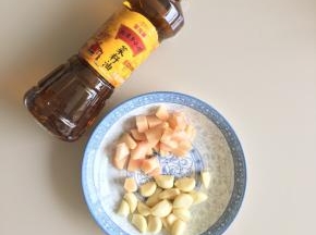 泡发辣椒时，把仔姜洗净切块，大蒜去皮