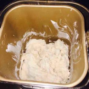 面团里除了黄油以外都放进面包桶里，成光滑的团以后，放入黄油揉到拓展阶段，能有手套膜