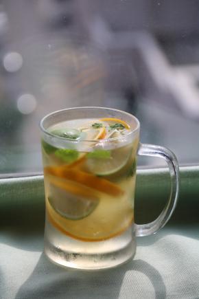 倒入过滤好的龙井龙眼茶水，只需杯子的1/5的量。其余倒入矿泉水倒满杯！放入薄荷叶，移至冰箱冷藏！