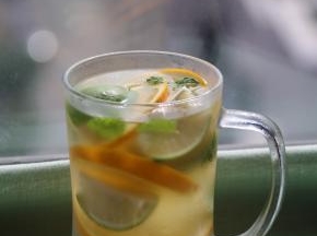 倒入过滤好的龙井龙眼茶水，只需杯子的1/5的量。其余倒入矿泉水倒满杯！放入薄荷叶，移至冰箱冷藏！