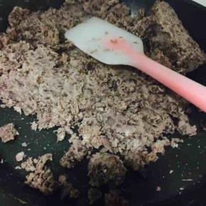 炒干，成团。晾凉以后就可以分成一团一团的了，晾凉的时候正好揉面，