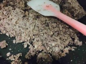 炒干，成团。晾凉以后就可以分成一团一团的了，晾凉的时候正好揉面，
