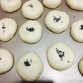 包上以后，涂上水，洒上黑芝麻，按扁～放入烤箱，里面放一碗开水，有利于发酵^_^