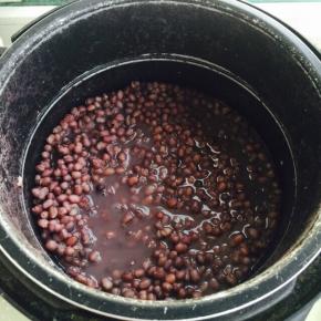 红豆泡一宿，然后放入高压锅中焖。（我还放在冰箱里冻了一宿我觉得这样变得软烂）