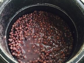 红豆泡一宿，然后放入高压锅中焖。（我还放在冰箱里冻了一宿我觉得这样变得软烂）