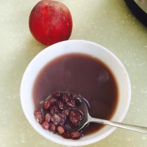 给自己盛了碗红豆汤有种港式红豆沙的感觉～哈哈哈