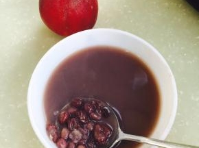 给自己盛了碗红豆汤有种港式红豆沙的感觉～哈哈哈
