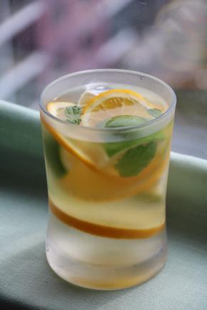 按一片甜橙一块青柠的顺序交错放入杯中。