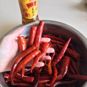 泡发大概半个小时，直到辣椒泡胀