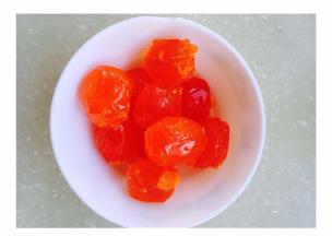 咸蛋黄用植物油泡一会，【也可以刷点白酒烤5分钟，但是蛋黄都会烤的有点散，不好包。其实这样用生的包，一点都不腥，所以这几次都这样包了。】