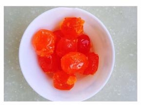 咸蛋黄用植物油泡一会，【也可以刷点白酒烤5分钟，但是蛋黄都会烤的有点散，不好包。其实这样用生的包，一点都不腥，所以这几次都这样包了。】