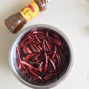 用温水泡发处理好的干辣椒