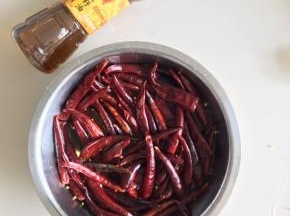 用温水泡发处理好的干辣椒