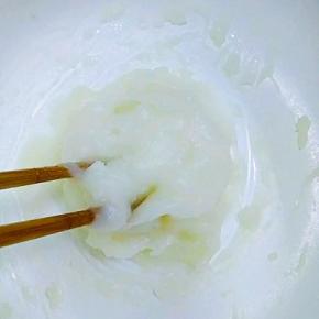 制作汤种:清水100克加入25克面粉，小火加热至糊状，晾凉后冷藏2小时备用