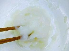 制作汤种:清水100克加入25克面粉，小火加热至糊状，晾凉后冷藏2小时备用