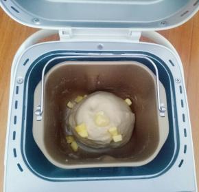 和面20分钟结束后加入黄油，在揉20分钟，检查出膜状况