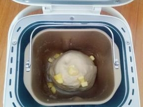 和面20分钟结束后加入黄油，在揉20分钟，检查出膜状况